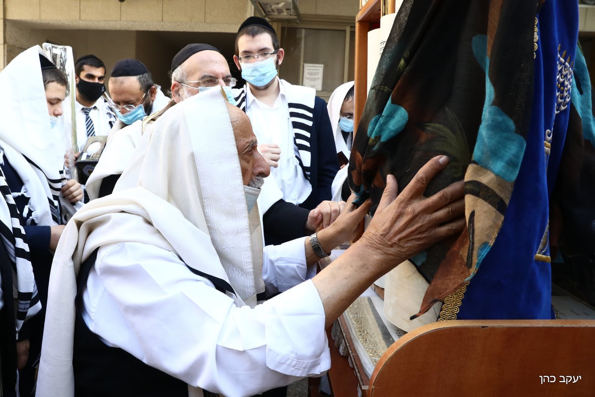 הגר"ש בעדני בתפילת שחרית והושענות