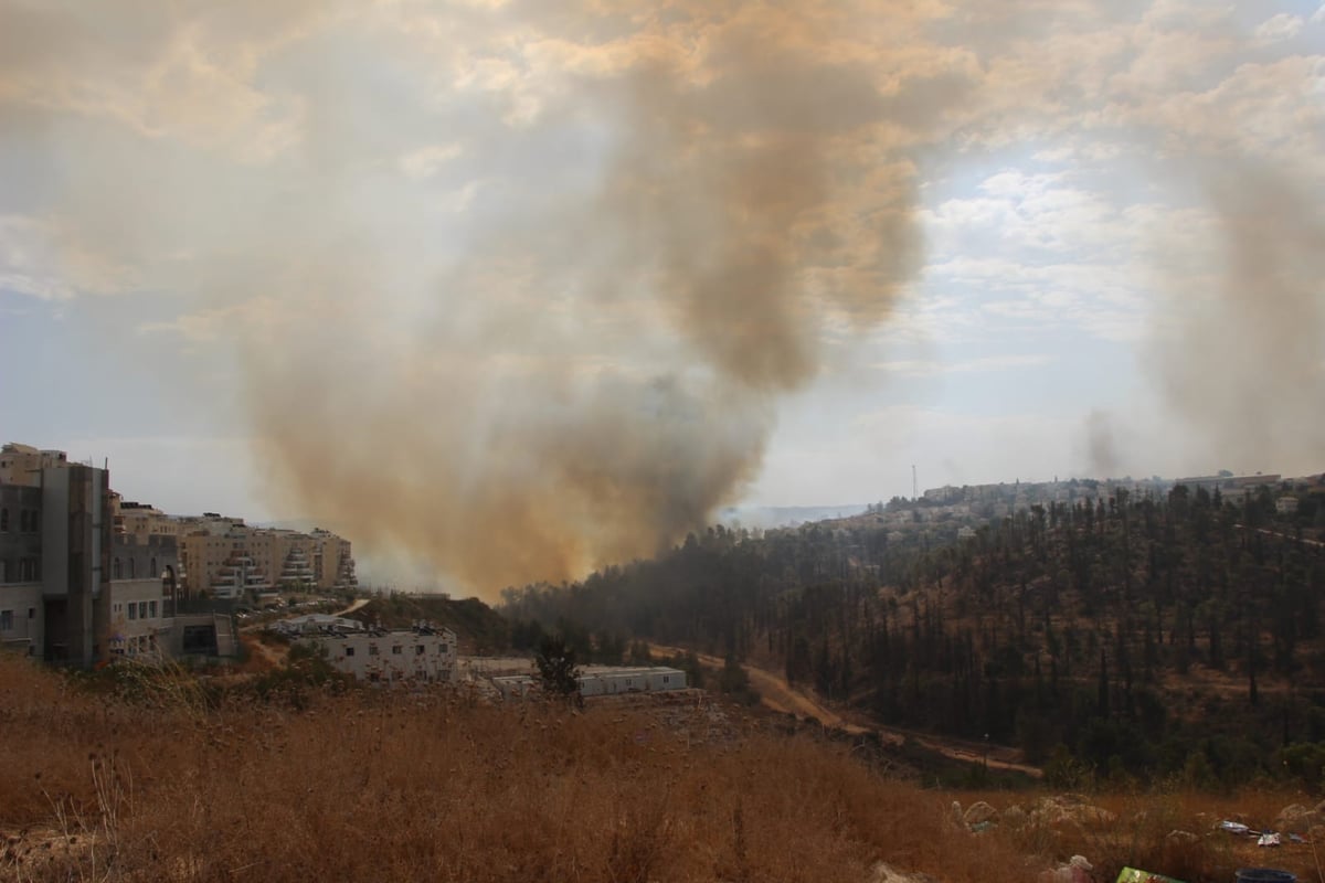 שריפת ענק משתוללת סמוך למודיעין עילית