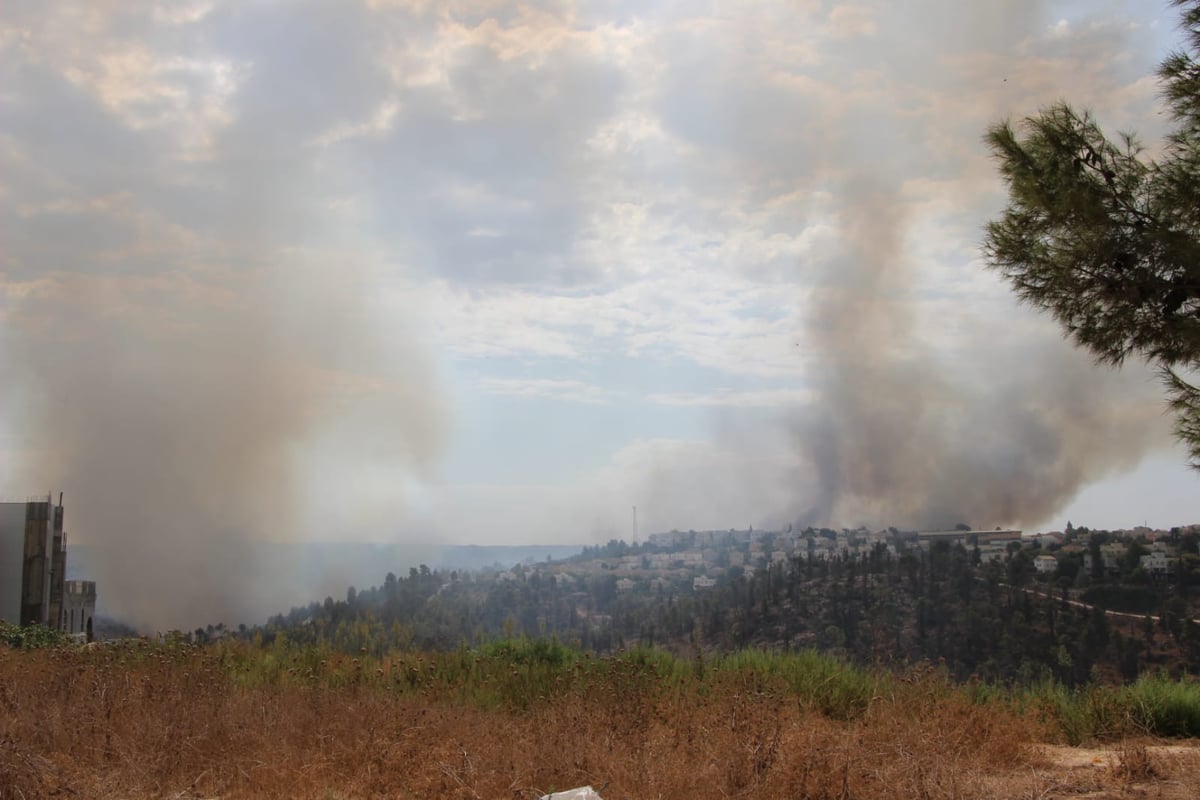 שריפת ענק משתוללת סמוך למודיעין עילית