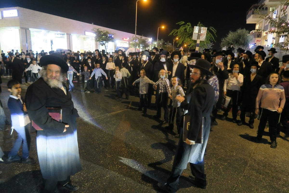 מאות הפגינו בביתר עילית נגד סגירת ת"תים