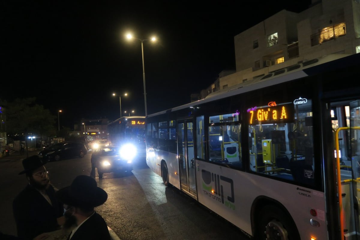 מאות הפגינו בביתר עילית נגד סגירת ת"תים