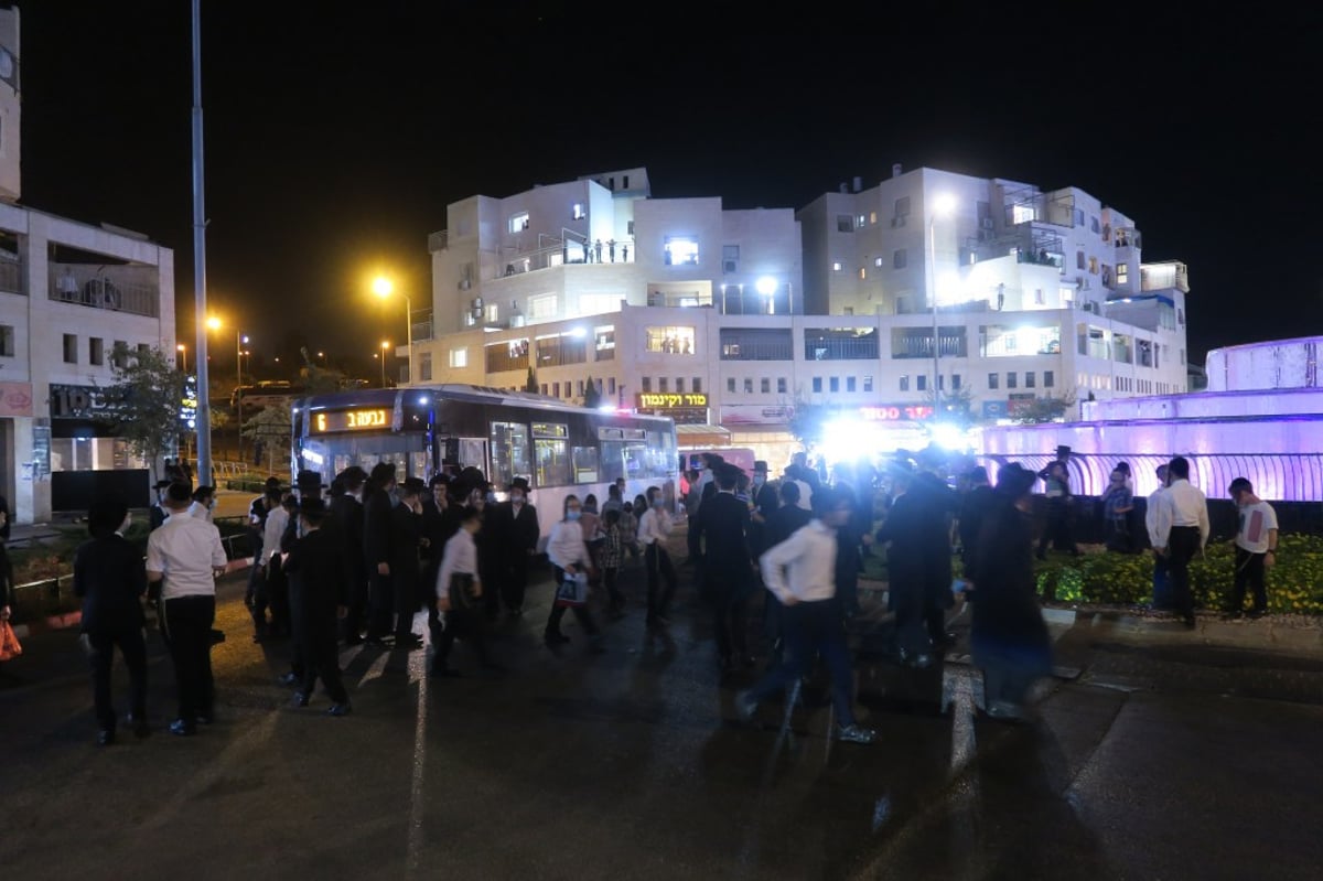 מאות הפגינו בביתר עילית נגד סגירת ת"תים