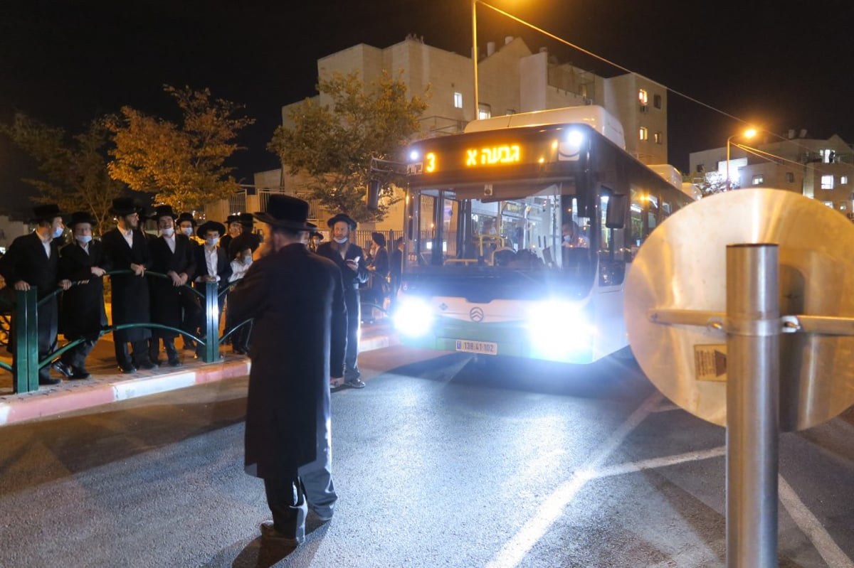 מאות הפגינו בביתר עילית נגד סגירת ת"תים