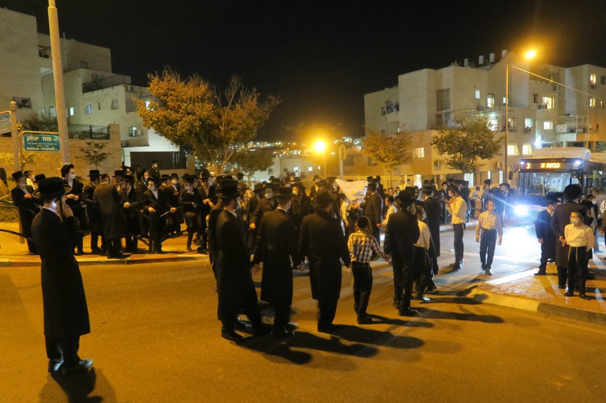 מאות הפגינו בביתר עילית נגד סגירת ת"תים