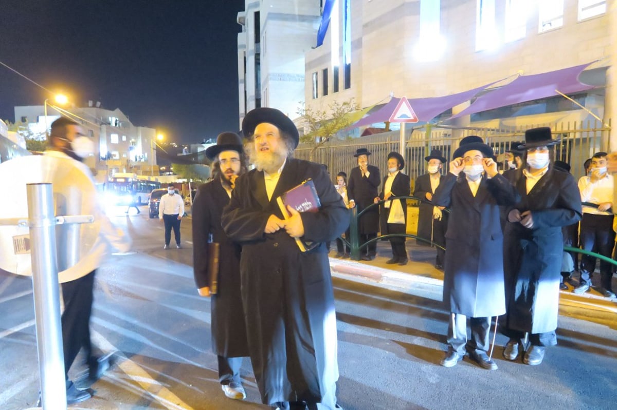 מאות הפגינו בביתר עילית נגד סגירת ת"תים