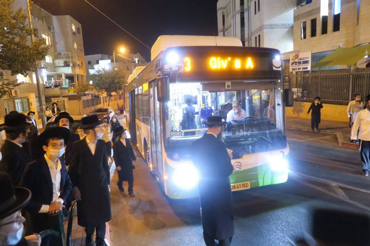 מאות הפגינו בביתר עילית נגד סגירת ת"תים