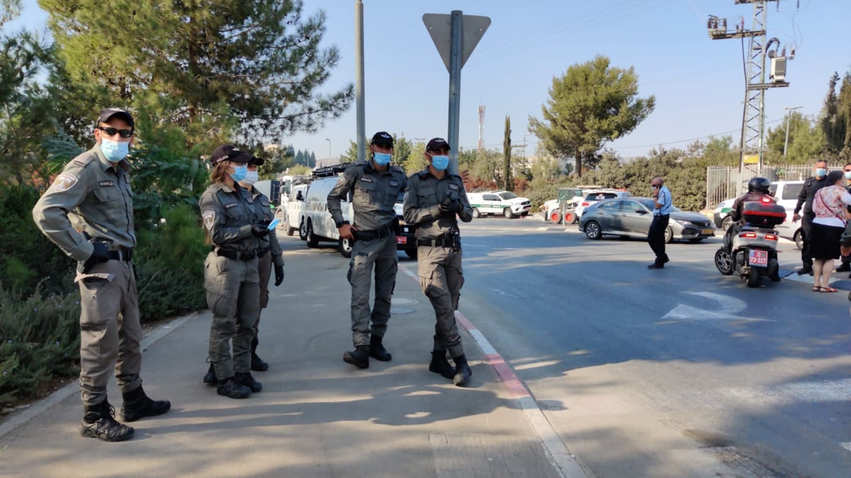 "אל תגעו ברב שלי": מהומה בהלוויה בבעלזא