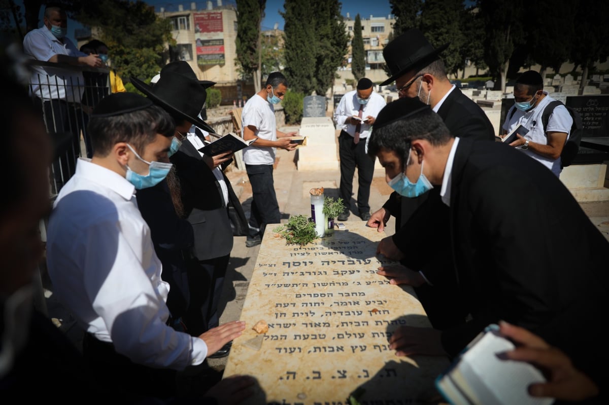 ביום ההילולה: מתפללים על ציון הגר"ע יוסף