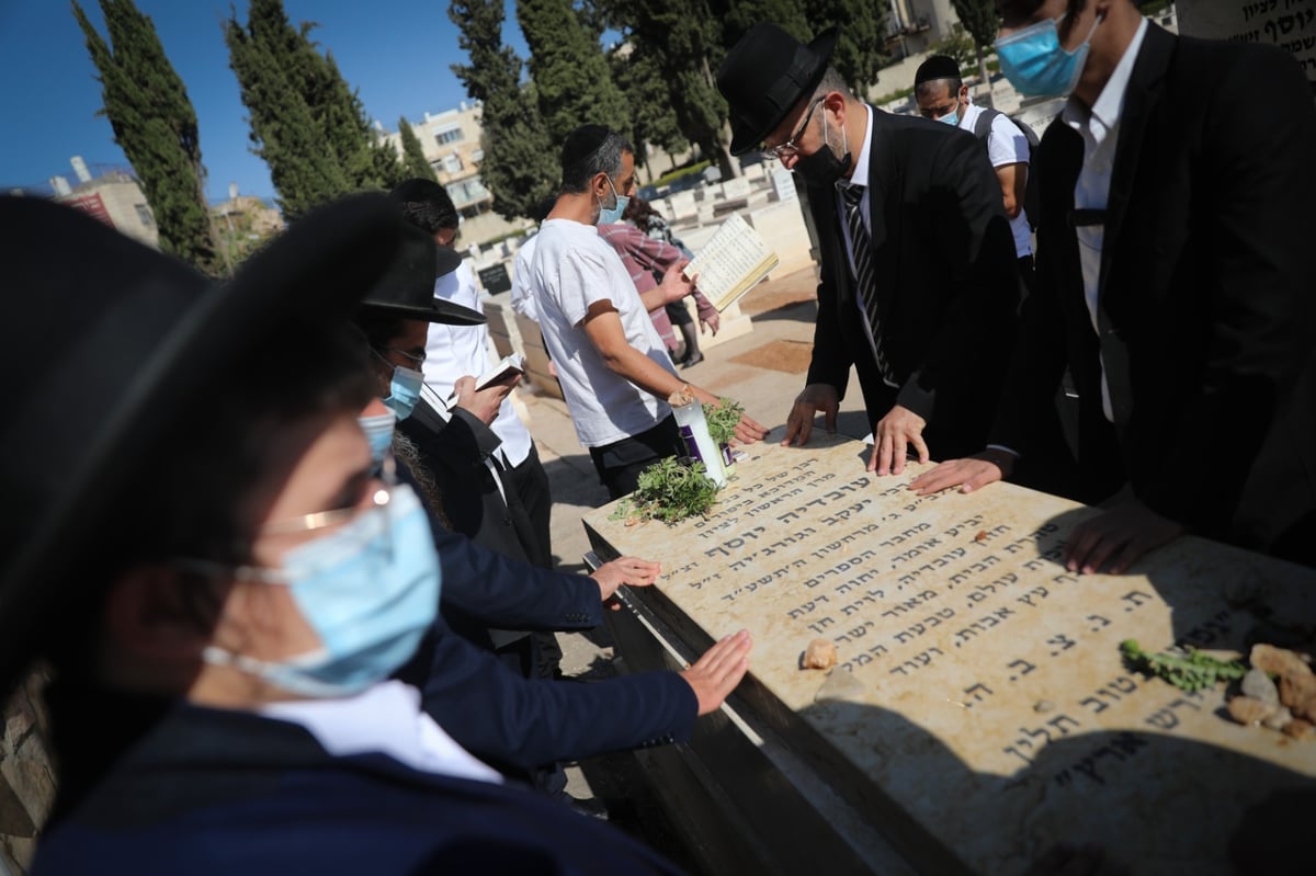 ביום ההילולה: מתפללים על ציון הגר"ע יוסף