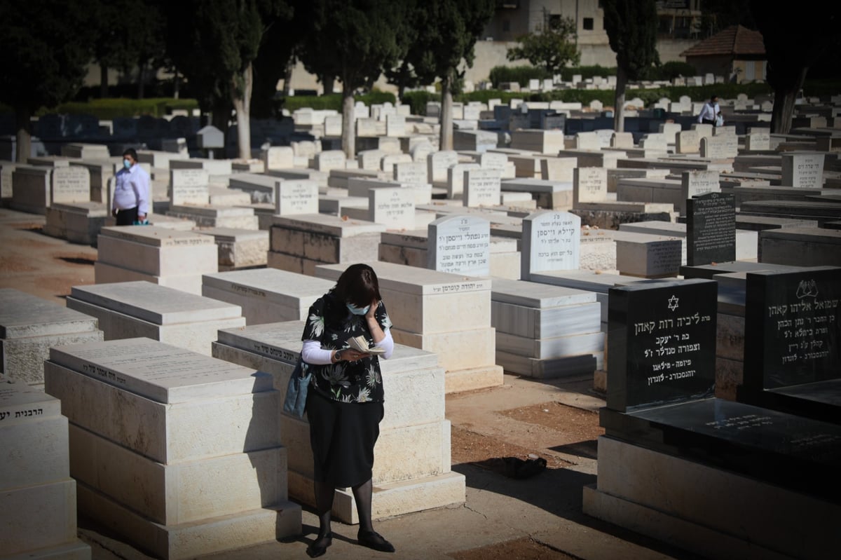 ביום ההילולה: מתפללים על ציון הגר"ע יוסף