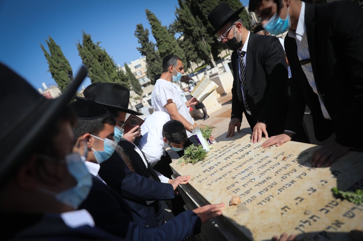 ביום ההילולה: מתפללים על ציון הגר"ע יוסף