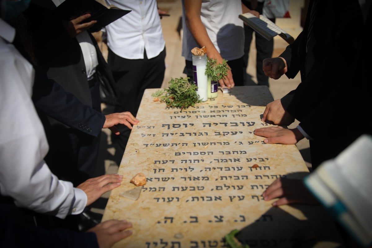 ביום ההילולה: מתפללים על ציון הגר"ע יוסף