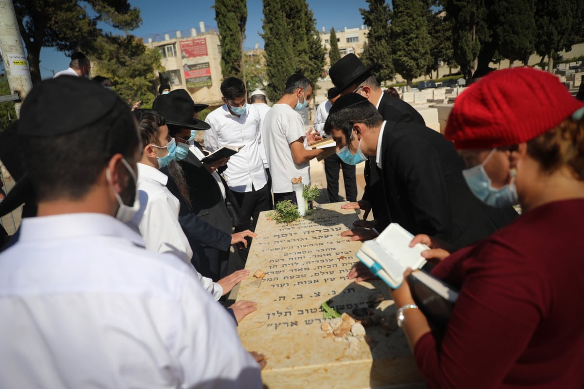 ביום ההילולה: מתפללים על ציון הגר"ע יוסף