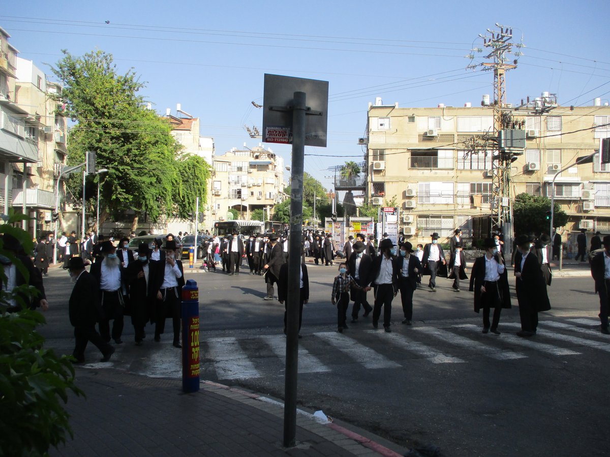 הגאון רבי דב זקס זצ"ל הובא למנוחות. צפו