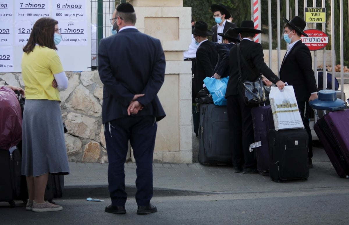 הורים נפרדים מבניהם הנכנסים לקפסולות