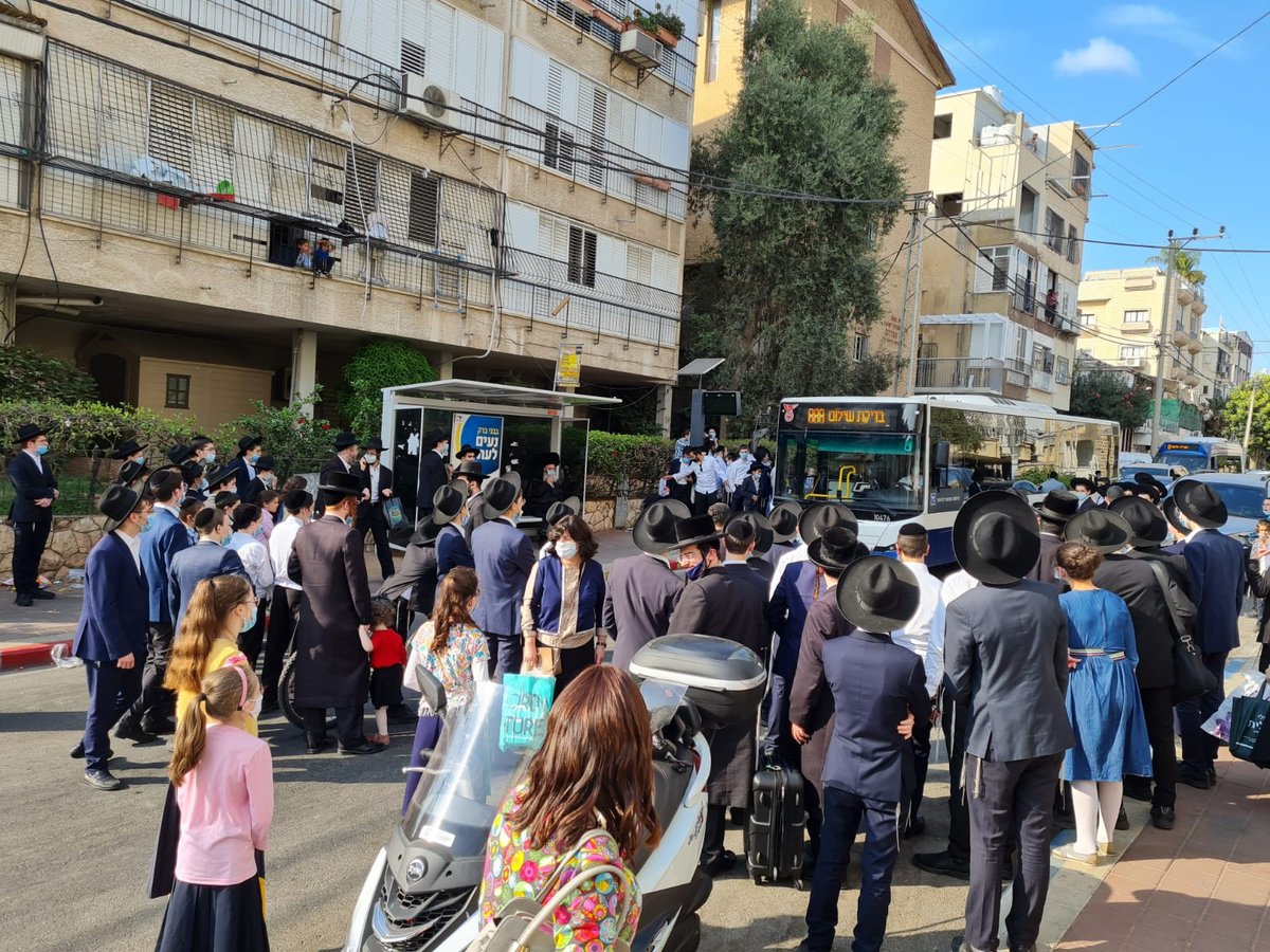 מה קורה כשמנסים לצלם פרסומת בבני ברק? • צפו