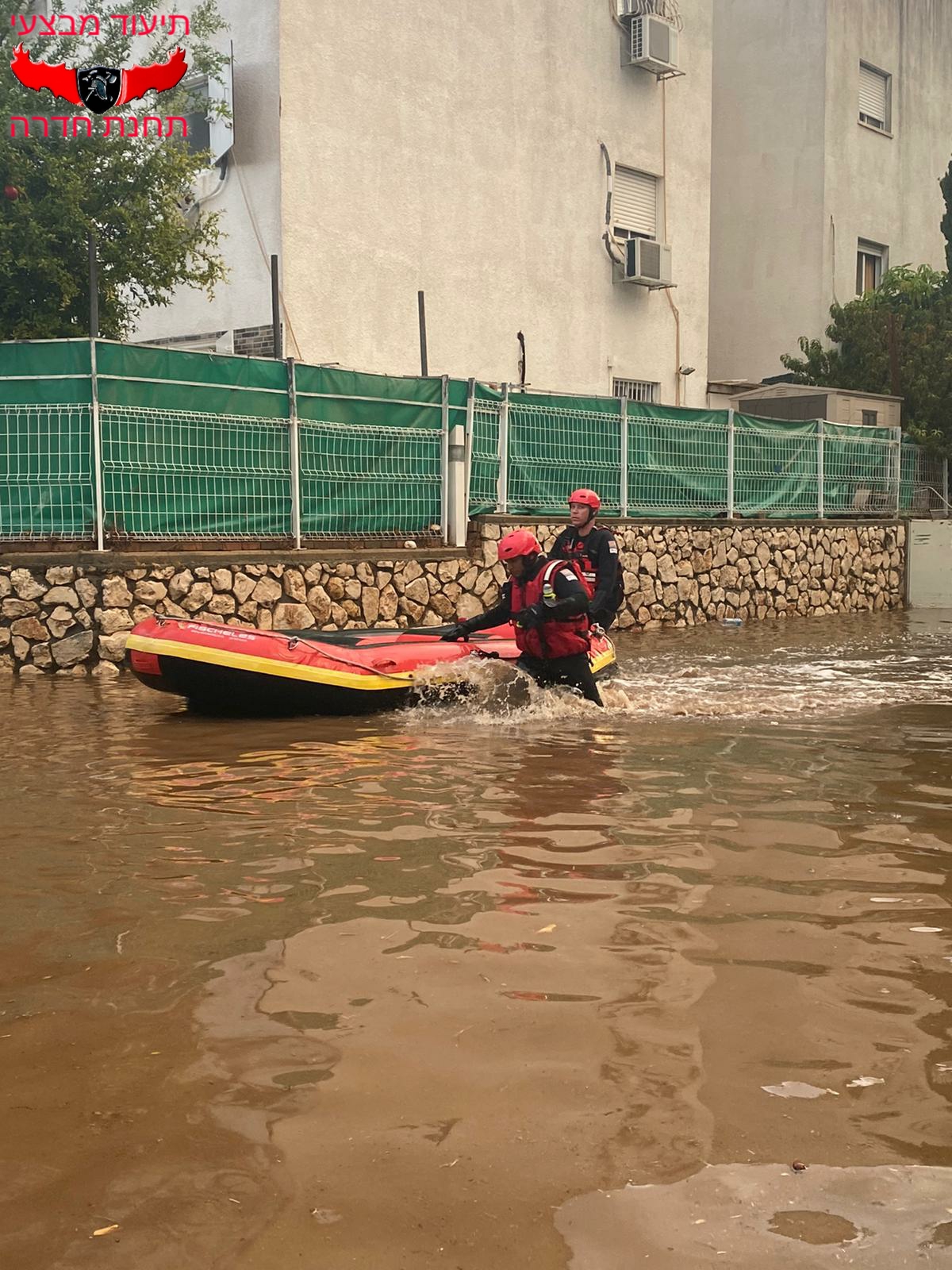 חדרה: לוחמי האש חילצו לכודים עם סירות