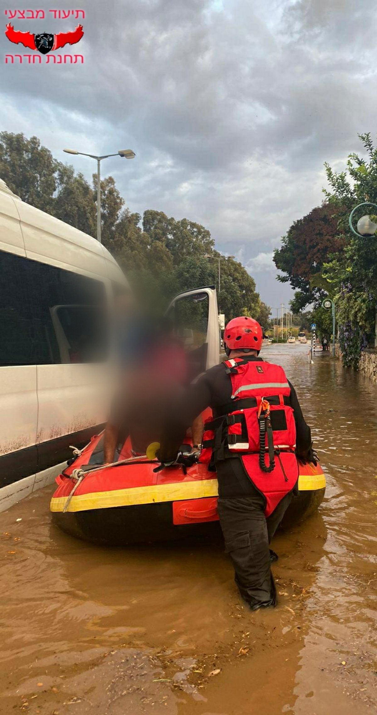 חדרה: לוחמי האש חילצו לכודים עם סירות