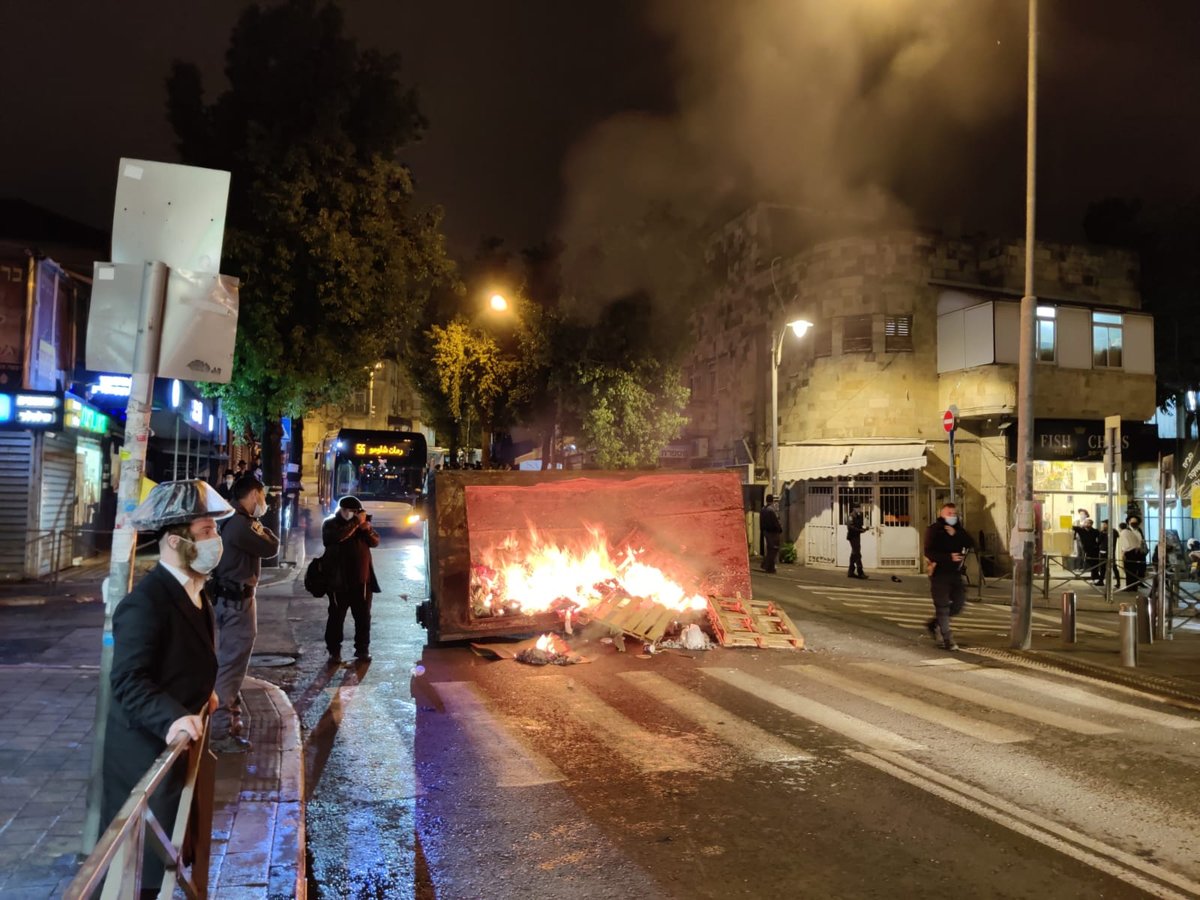 עשרות הבעירו פחים והפגינו על מעצר בן 14