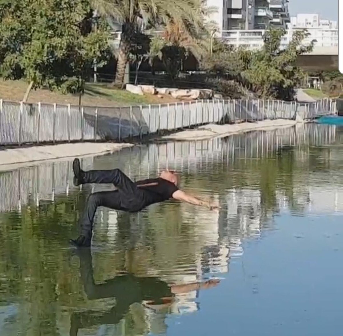 כשהקוסם חזי דין הלך על המים • צפו בווידאו