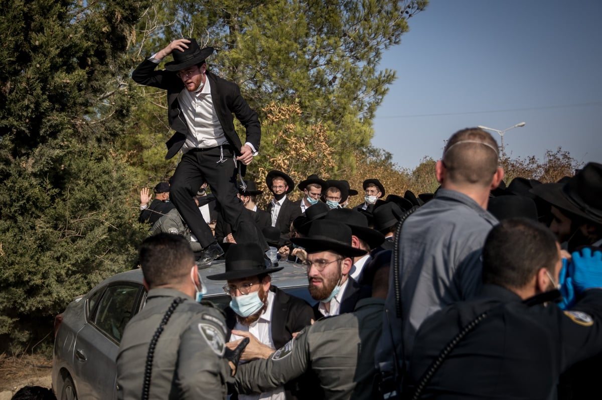 התנגשות בין המשטרה לאלפי המלווים • צפו