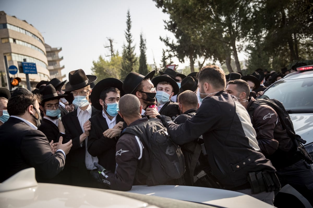 התנגשות בין המשטרה לאלפי המלווים • צפו