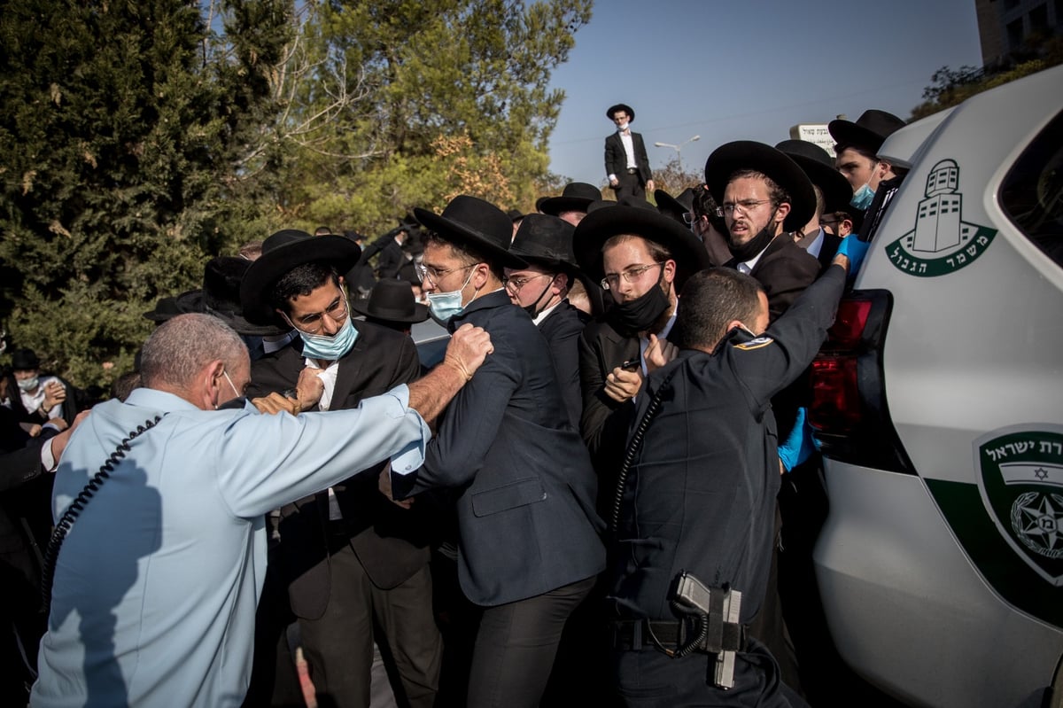 התנגשות בין המשטרה לאלפי המלווים • צפו