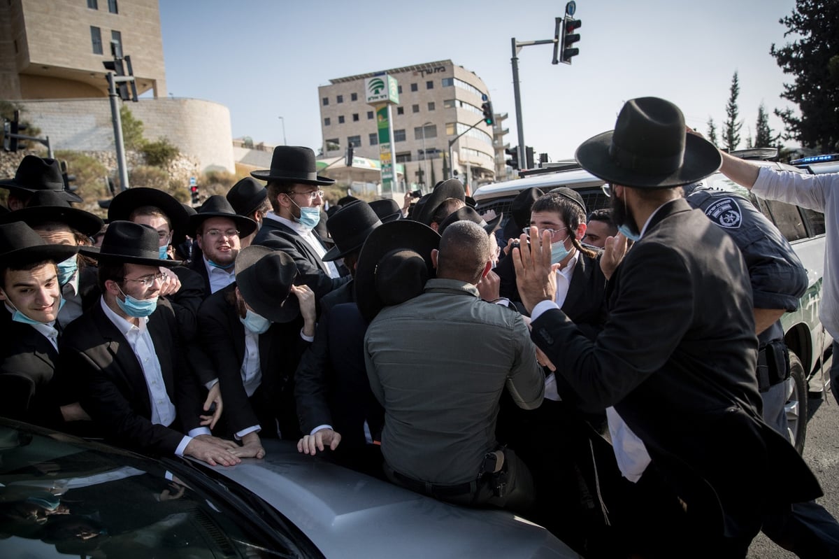 התנגשות בין המשטרה לאלפי המלווים • צפו