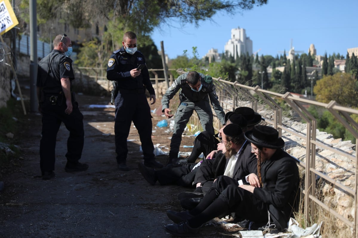 מאבטחים הזדהו כשוטרים ותקפו מפגינים חרדים • צפו