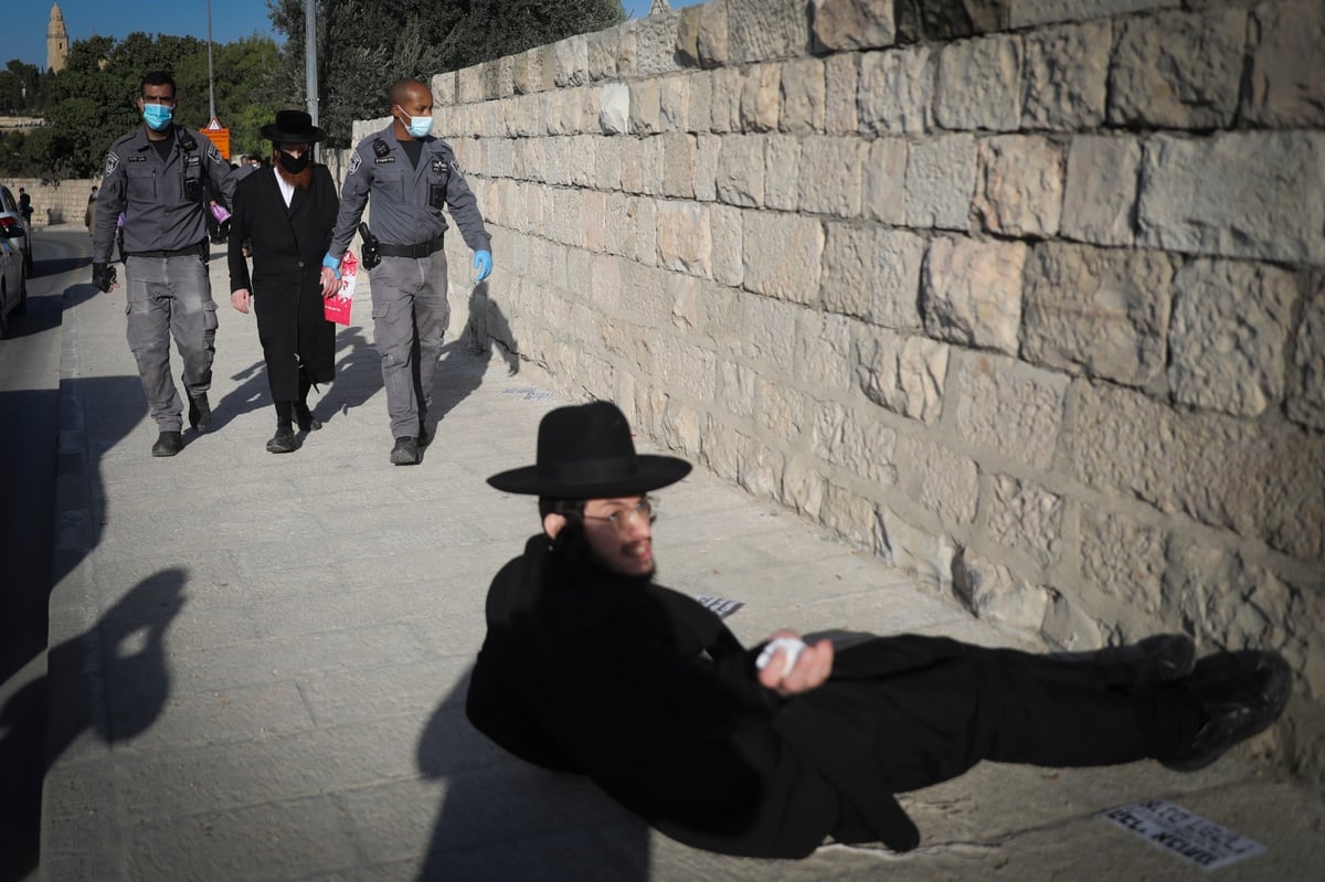 מאבטחים הזדהו כשוטרים ותקפו מפגינים חרדים • צפו