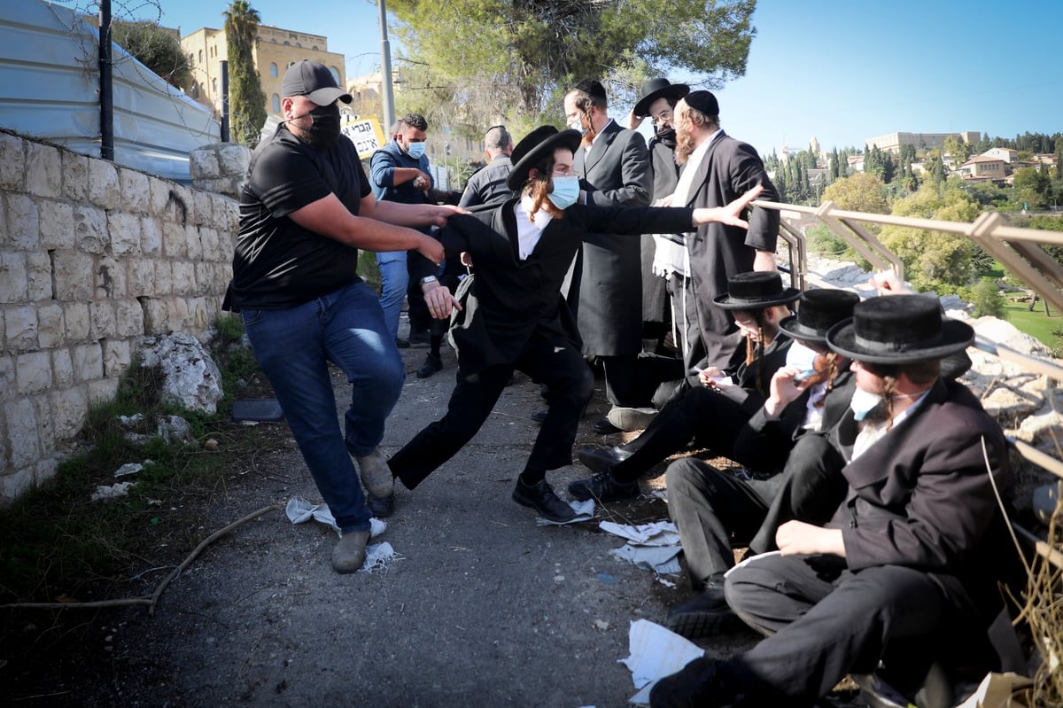 מאבטחים הזדהו כשוטרים ותקפו מפגינים חרדים • צפו