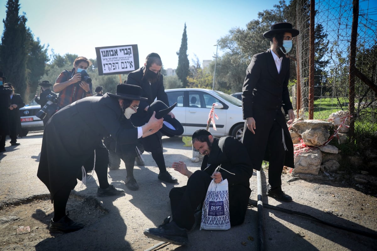 מאבטחים הזדהו כשוטרים ותקפו מפגינים חרדים • צפו