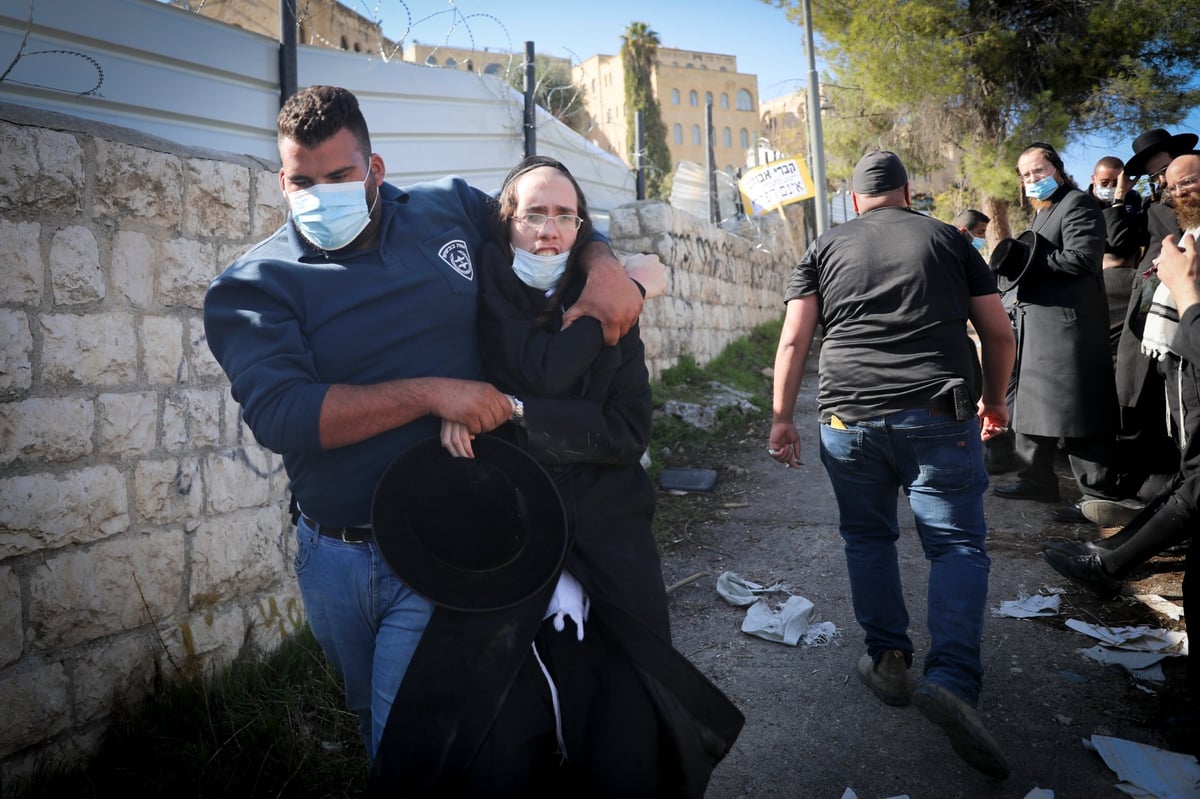 מאבטחים הזדהו כשוטרים ותקפו מפגינים חרדים • צפו