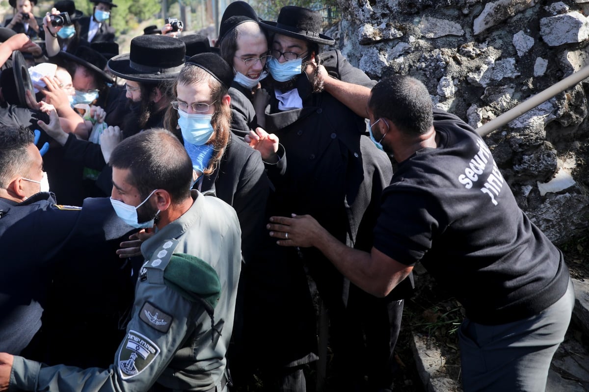 מאבטחים הזדהו כשוטרים ותקפו מפגינים חרדים • צפו