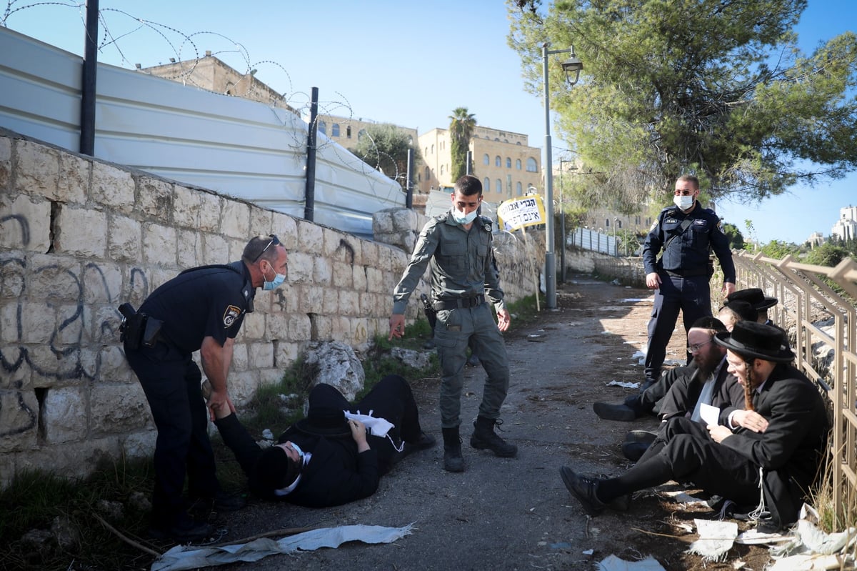 מאבטחים הזדהו כשוטרים ותקפו מפגינים חרדים • צפו