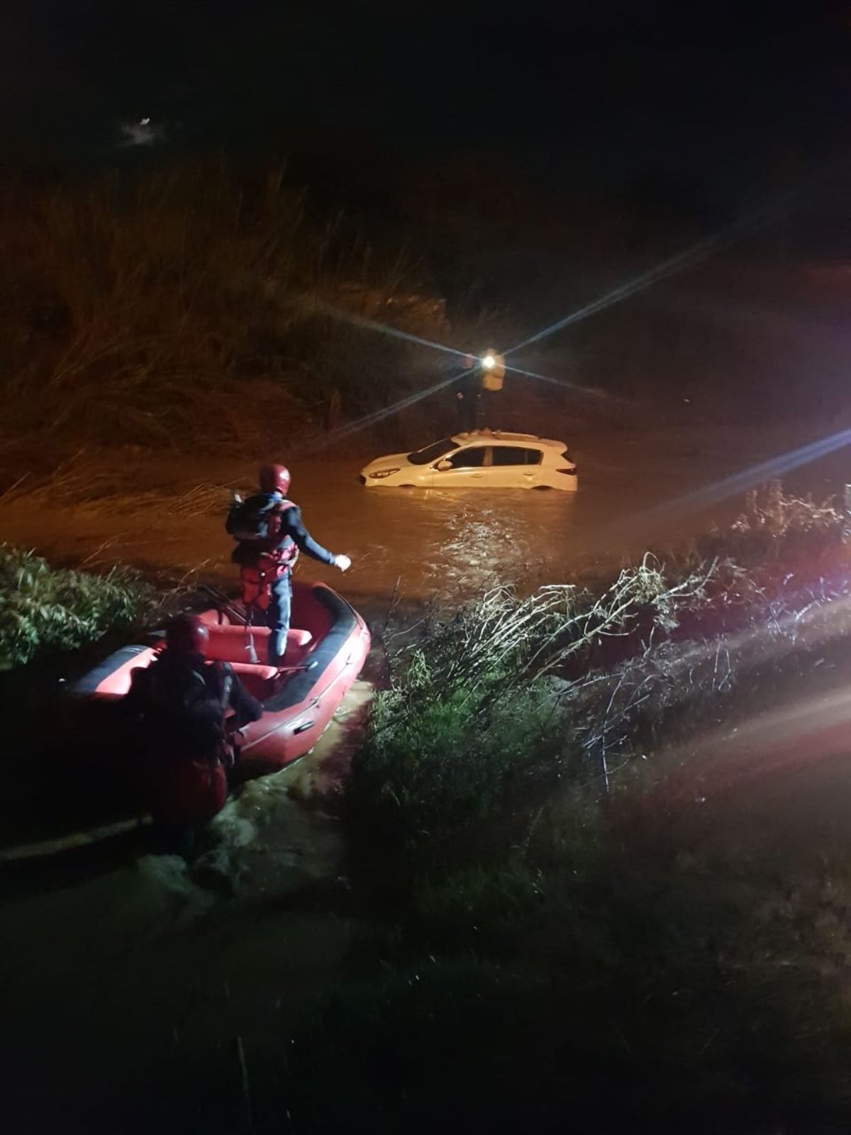 נחל שורק: לכודים חולצו בסירת הצלה • צפו