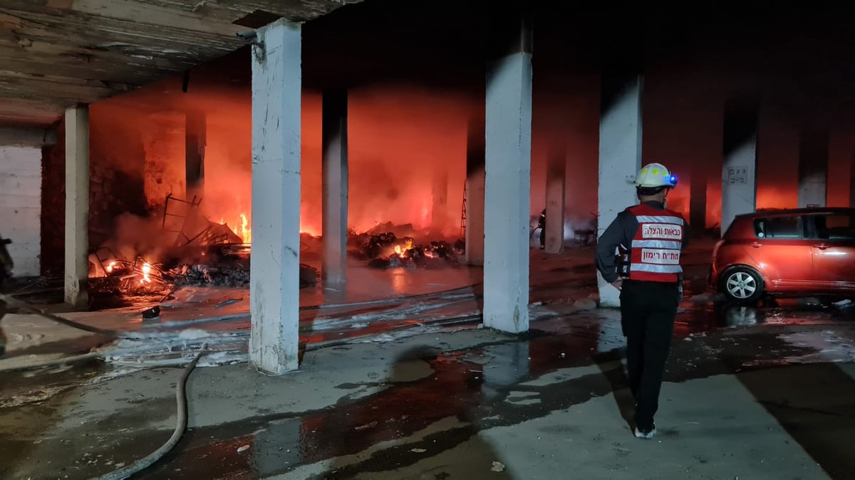 בלב שכונה חרדית: חניון עלה באש, עשרות משפחות חולצו