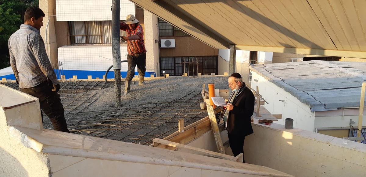 לאחר פטירת רבם: הקהילה מתרחבת עם 'בית שני'