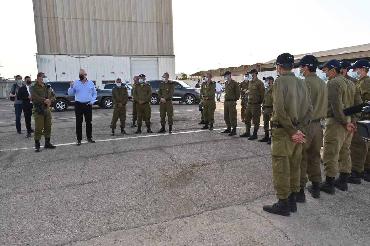 השר בני גנץ ביקר באילת והזהיר מ'סגר שלישי'