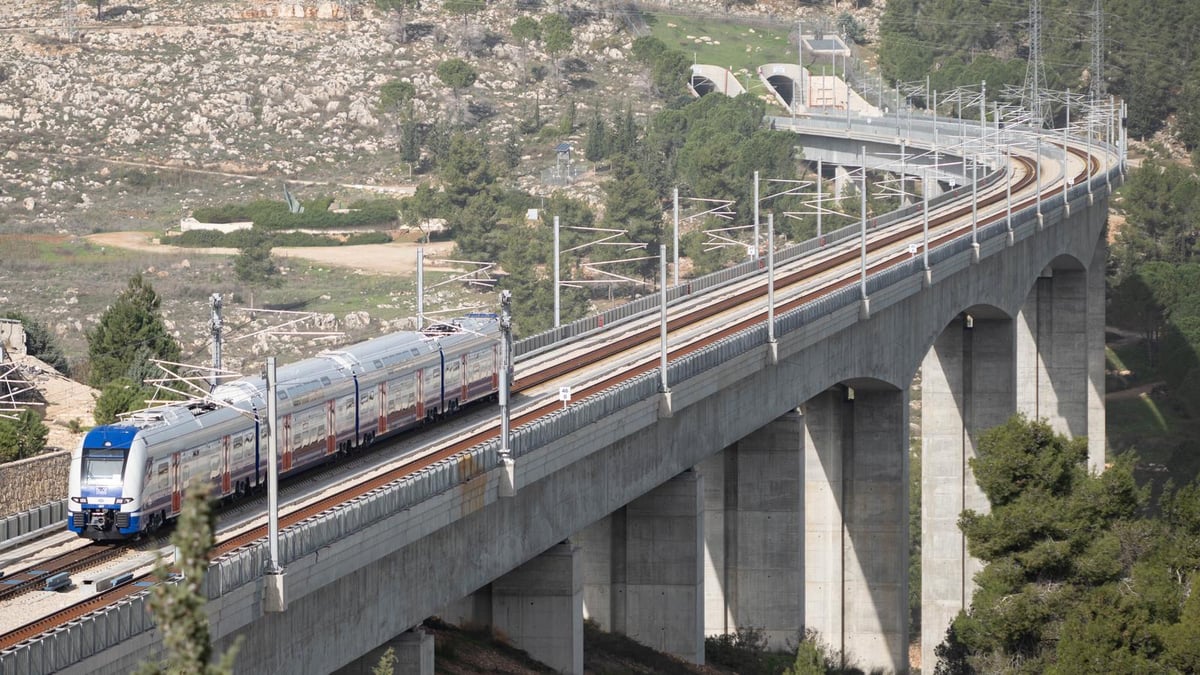 תיעוד: הרכבות החשמליות החדשות בנסיעה ראשונה