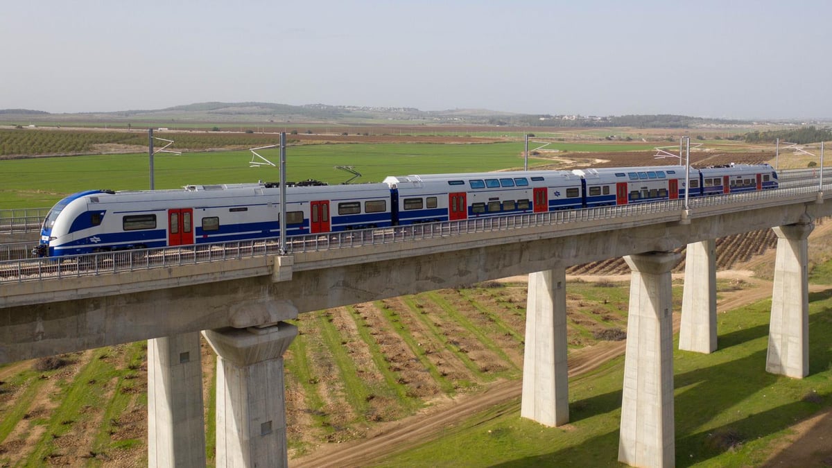 תיעוד: הרכבות החשמליות החדשות בנסיעה ראשונה