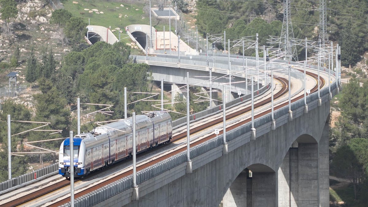 תיעוד: הרכבות החשמליות החדשות בנסיעה ראשונה