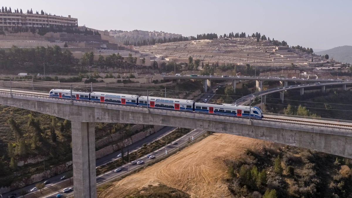 תיעוד: הרכבות החשמליות החדשות בנסיעה ראשונה