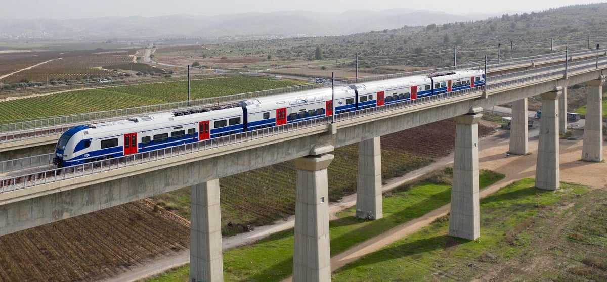 תיעוד: הרכבות החשמליות החדשות בנסיעה ראשונה