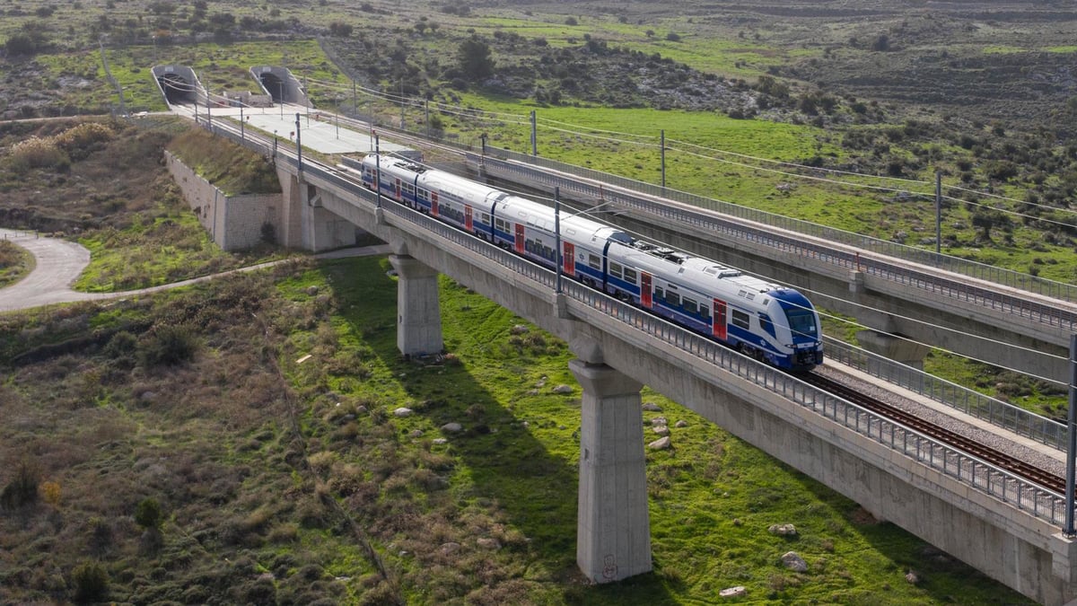 תיעוד: הרכבות החשמליות החדשות בנסיעה ראשונה