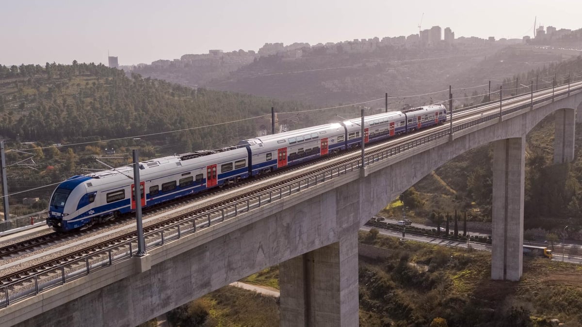 תיעוד: הרכבות החשמליות החדשות בנסיעה ראשונה