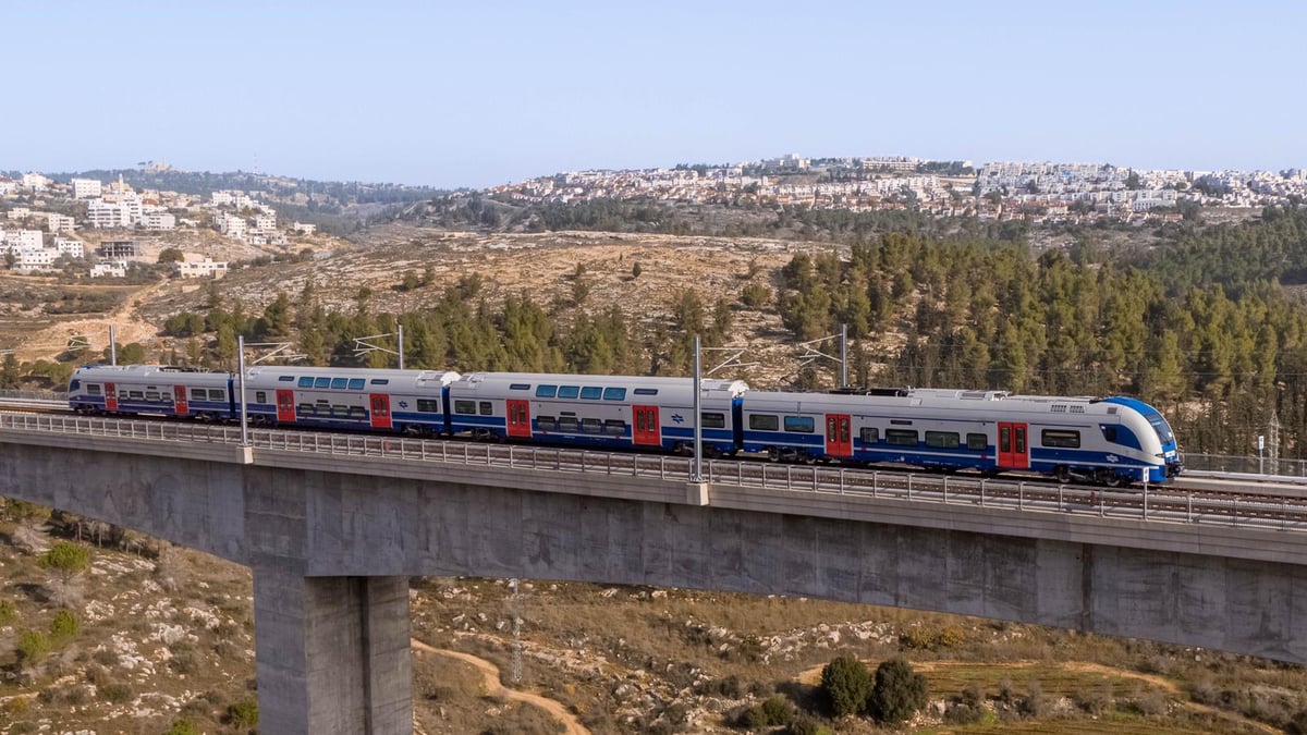 תיעוד: הרכבות החשמליות החדשות בנסיעה ראשונה