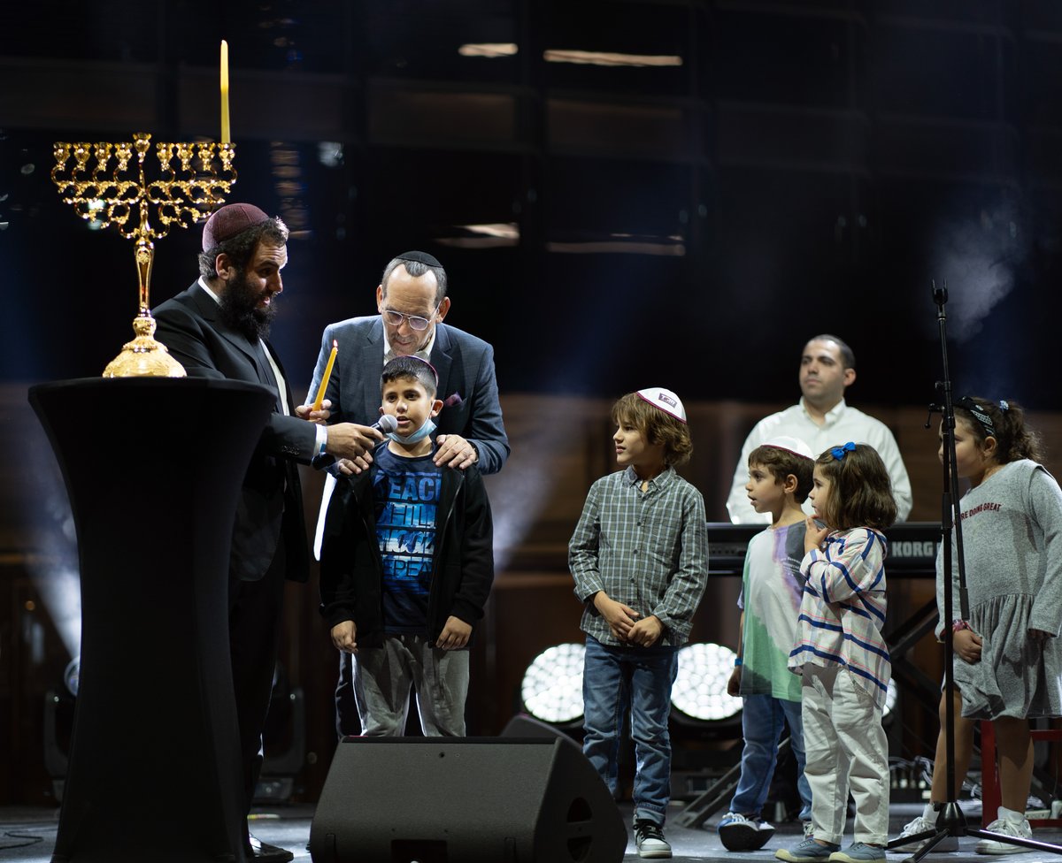 מעמד הדלקת נרות חנוכה בדובאי • תיעוד ענק