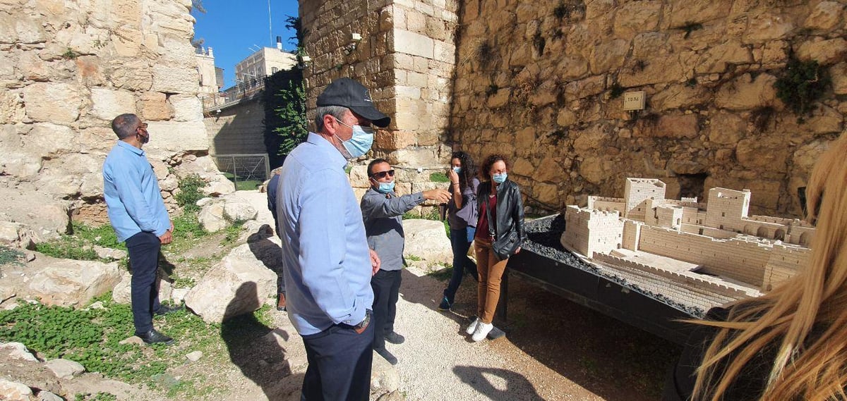 השר רפי פרץ גלש מחומות העיר העתיקה; "בואו גם אתם"