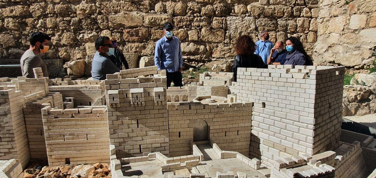 השר רפי פרץ גלש מחומות העיר העתיקה; "בואו גם אתם"